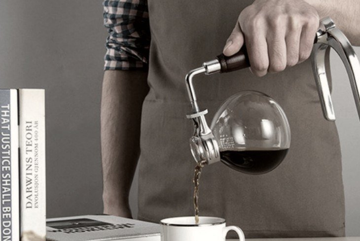 Man reviewing the history of siphon coffee makers