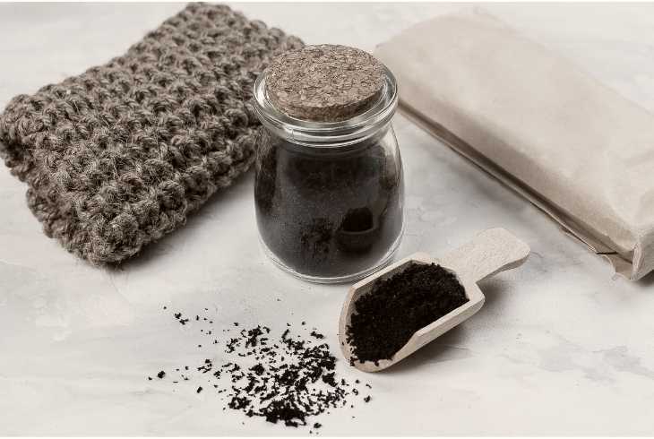 Used coffee grounds with sponge for cleaning in the kitchen 